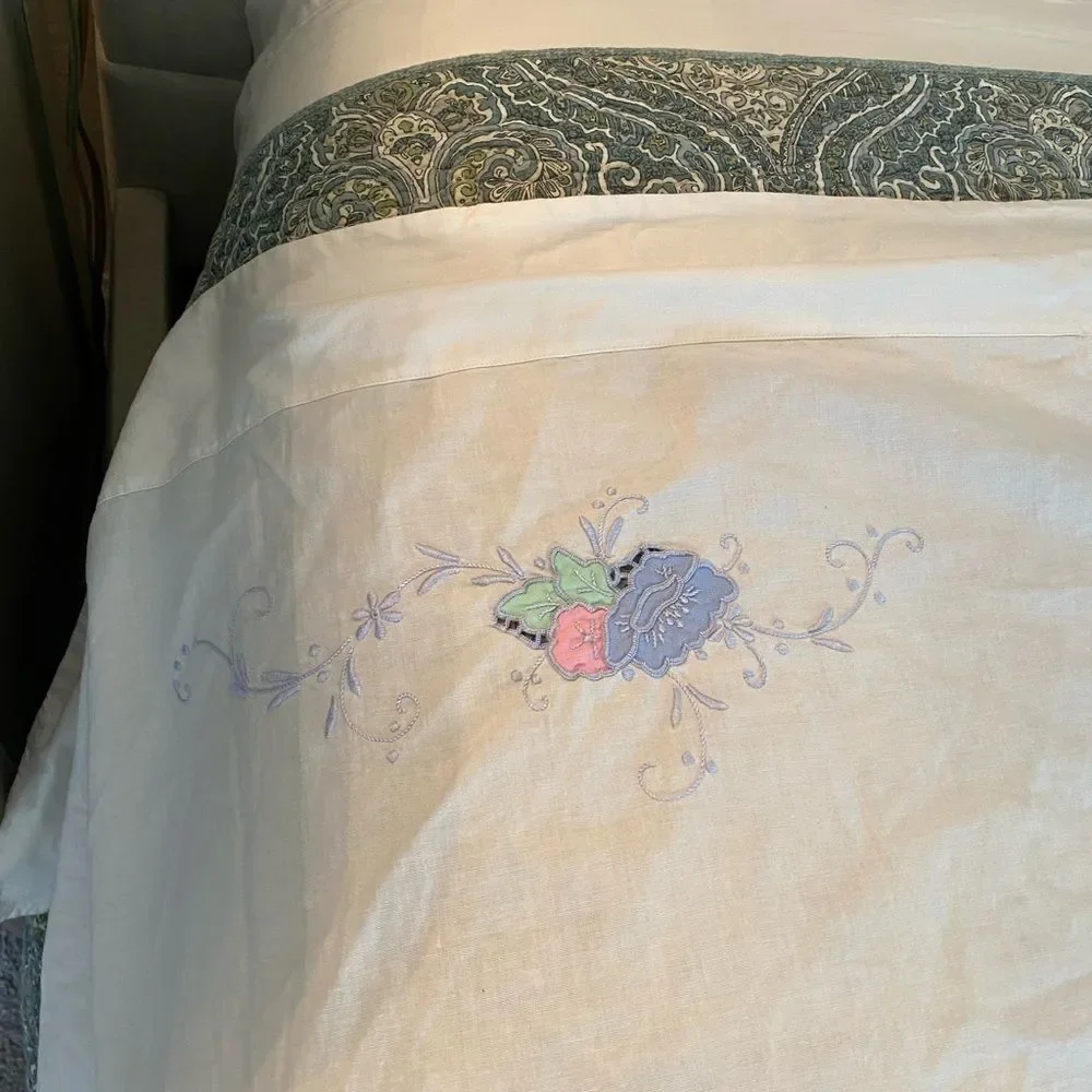 Vintage Hand Embroidered bed Coverlet Queen 100% cotton Cottage Romantic